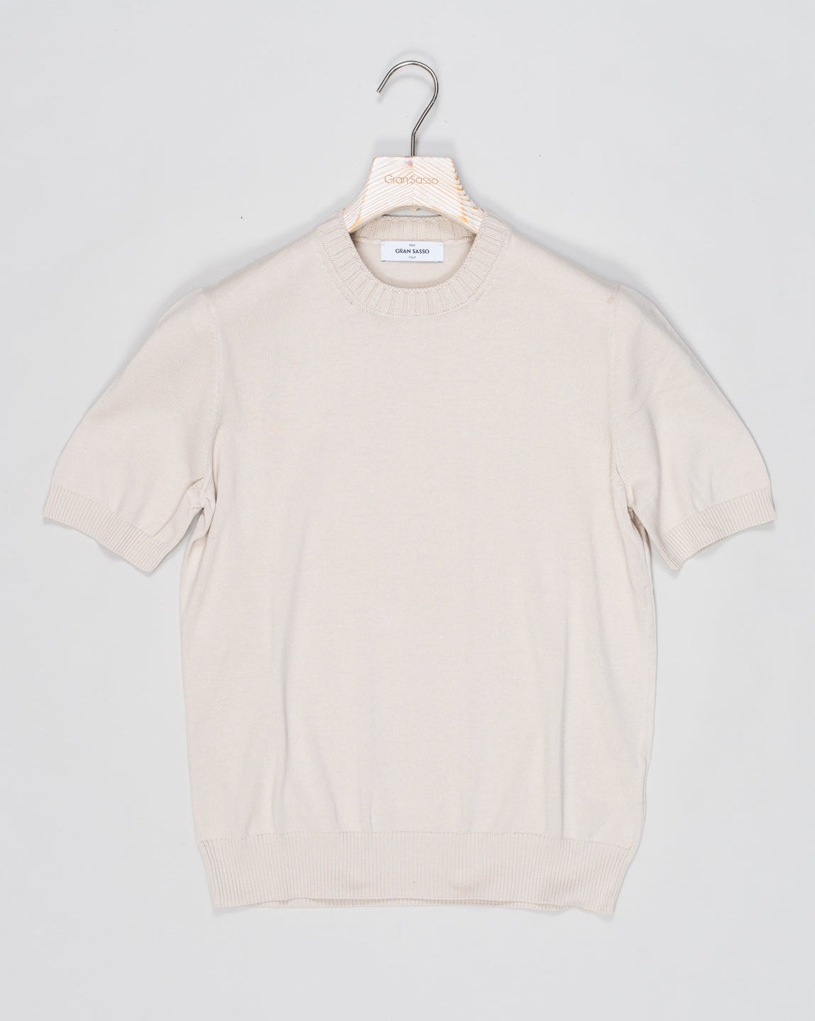 Ribbed collar
Short sleeves
Composition: 100% egyptian cotton
Style: Paricollo
57188/18163
Col. 012 Beige
Made in Italy Gran Sasso Heavy Cotton Knit T-Shirt / Beige