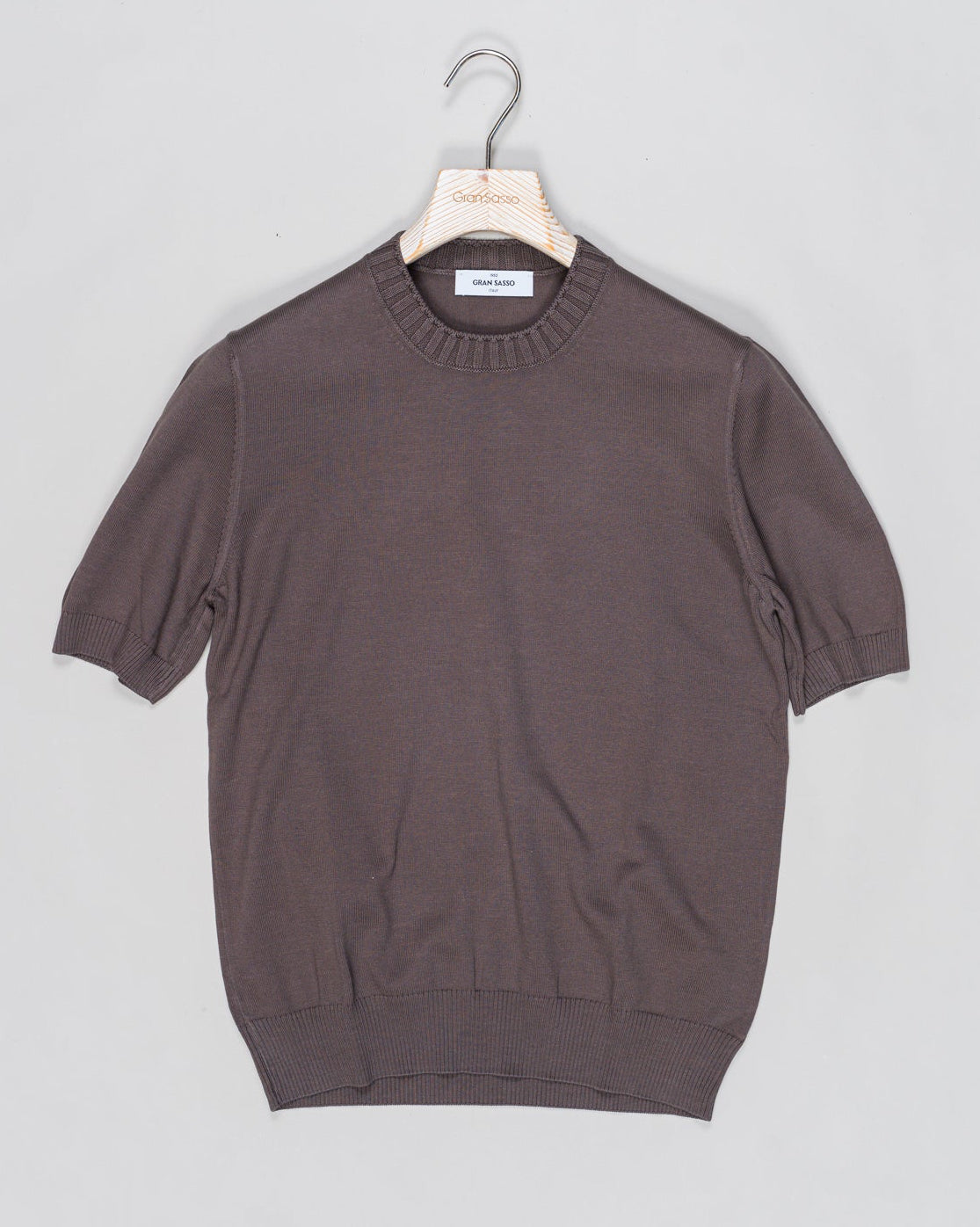 Ribbed collar
Short sleeves
Composition: 100% egyptian cotton
Style: Paricollo
57188/18163
Col. 140 Brown
Made in Italy Gran Sasso Heavy Cotton Knit T-Shirt / Brown