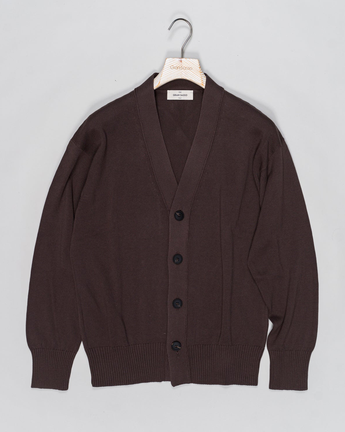 Composition: 100% Cotton
Color: 180 / Brown
Article: 23188 / 18051
Model: Cardigan M/L
Made in Italy Gran Sasso Cotton Cardigan / Brown