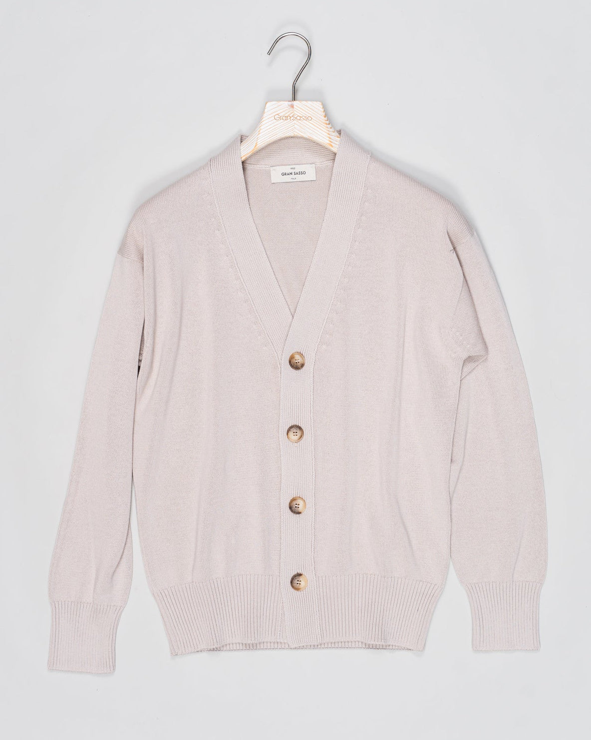 Composition: 100% Cotton
Color: 012 / Light Beige
Article: 23188 / 18051
Model: Cardigan M/L
Made in Italy Gran Sasso Cotton Cardigan / Light Beige