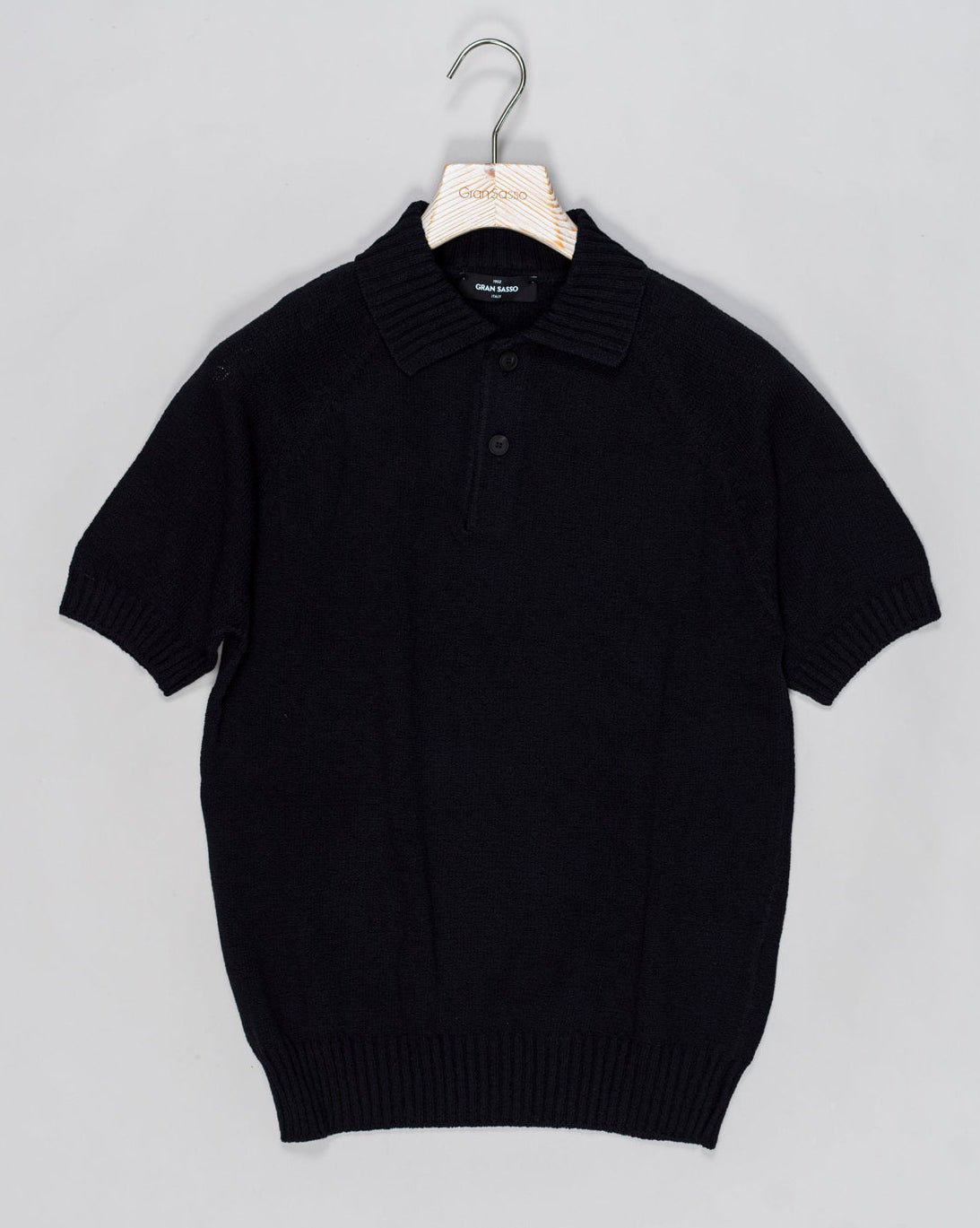 Ribbed polo collar
Two buttons in front
Short sleeves
Composition: 93% cotton 7% cashmere
Style: Tennis
23168/17802
Col. 598 Navy
Made in Italy Gran Sasso Cotton & Cashmere Polo Shirt / Navy