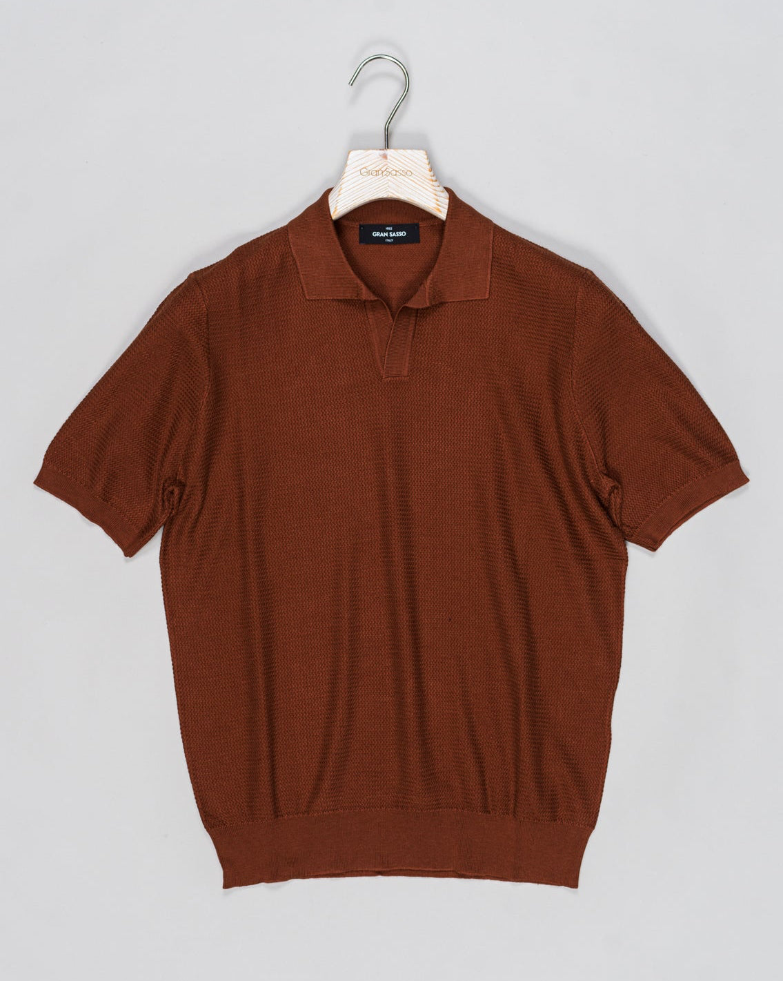 Composition: 55% Silk 45% Cotton
Color: 161 / Rust
Article: 43171 / 16221
Model: Tennis M/M
Made in Italy Gran Sasso Textured Capri Collar Knit / Rust