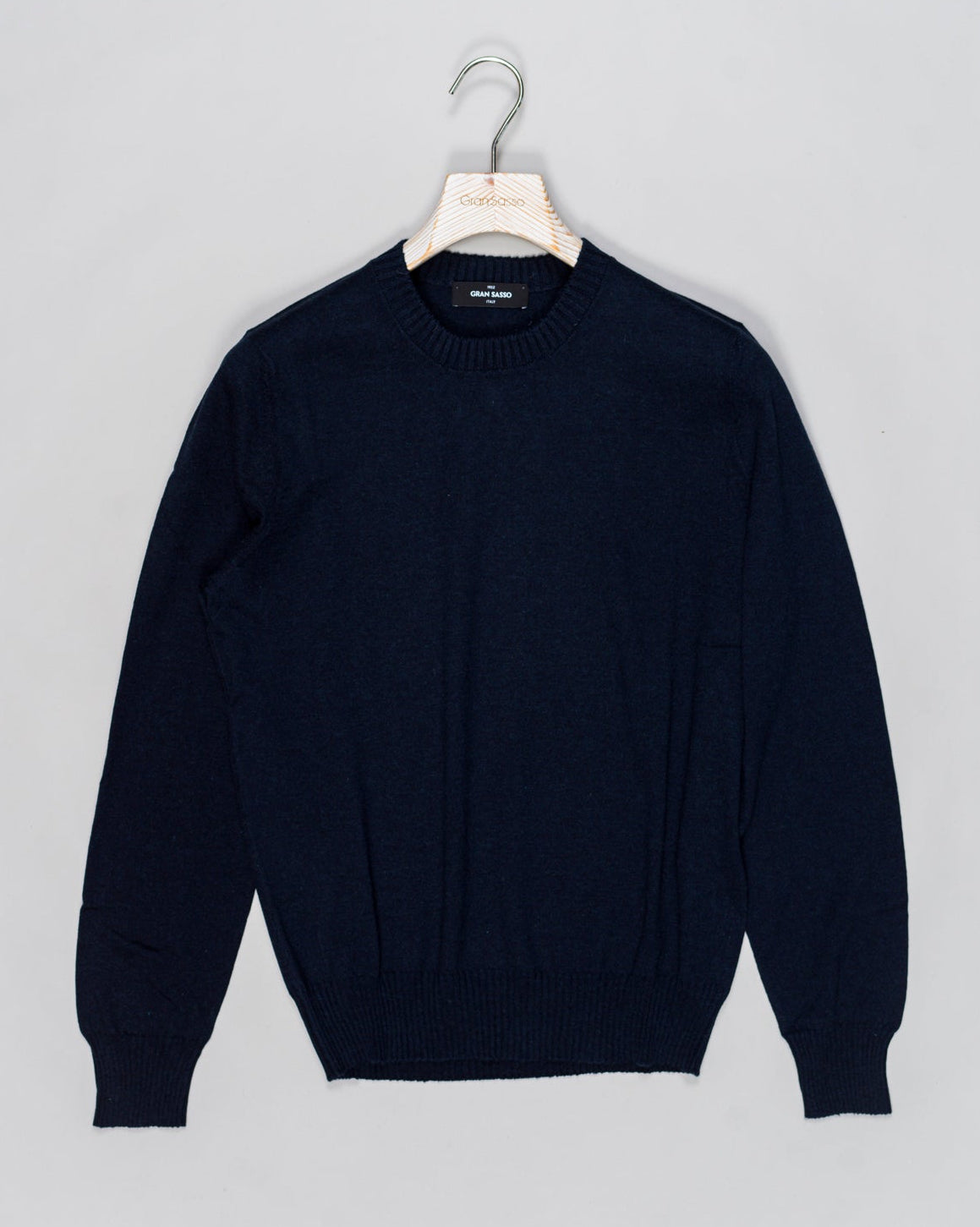 Composition: 85% Cotton 15% Cashmere
Color: 585 / Navy
Article: 57167 / 23216
Model: Paricollo M/L
Made in Italy Gran Sasso Melange Crew Neck / Navy