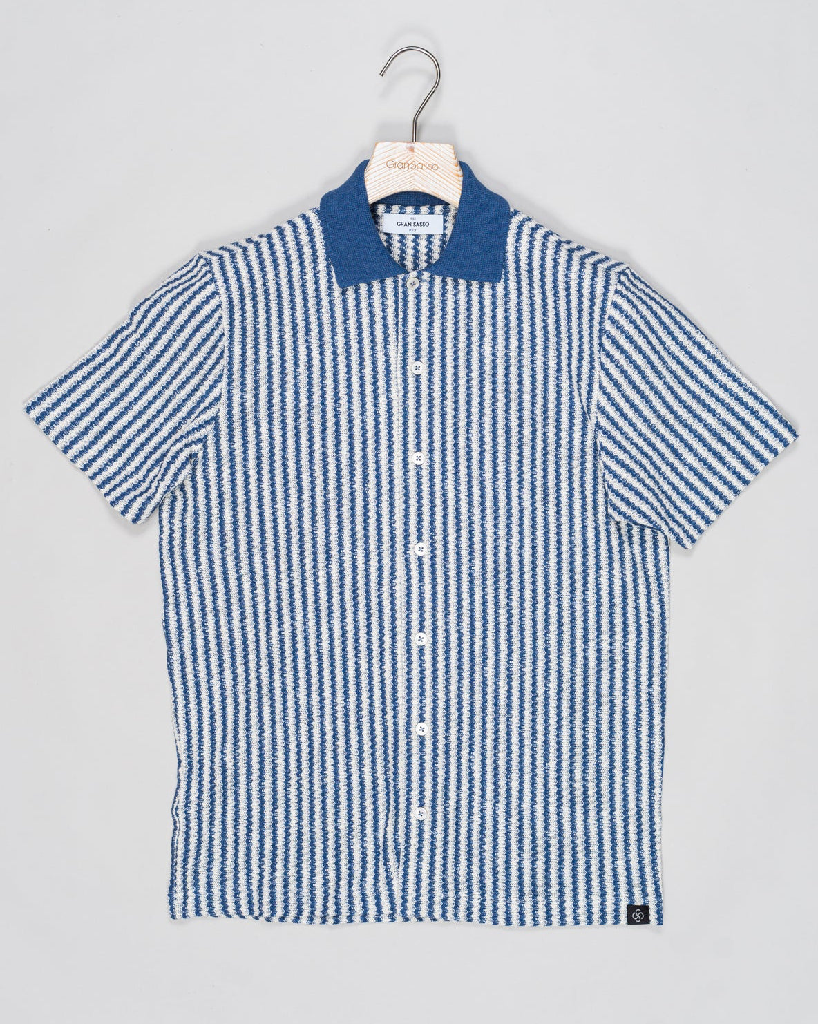 Composition: 86% Cotton 14% Polyester
Color: 550 / Blue & White
Article: 60117 / 65202
Model: Camicia M/M
Made in Italy Gran Sasso Striped Resort Shirt / Blue & White