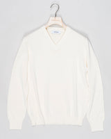 Composition: 100% Cotton
Color: 007 / Off White
Article: 23158 / 18136
Model: Pullover M/L
Made in Italy Gran Sasso Cotton V-Neck Knit / Off White