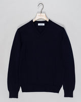 Composition: 100% Cotton
Color: 598 / Navy
Article: 23158 / 18136
Model: Pullover M/L
Made in Italy Gran Sasso Cotton V-Neck Knit / Navy