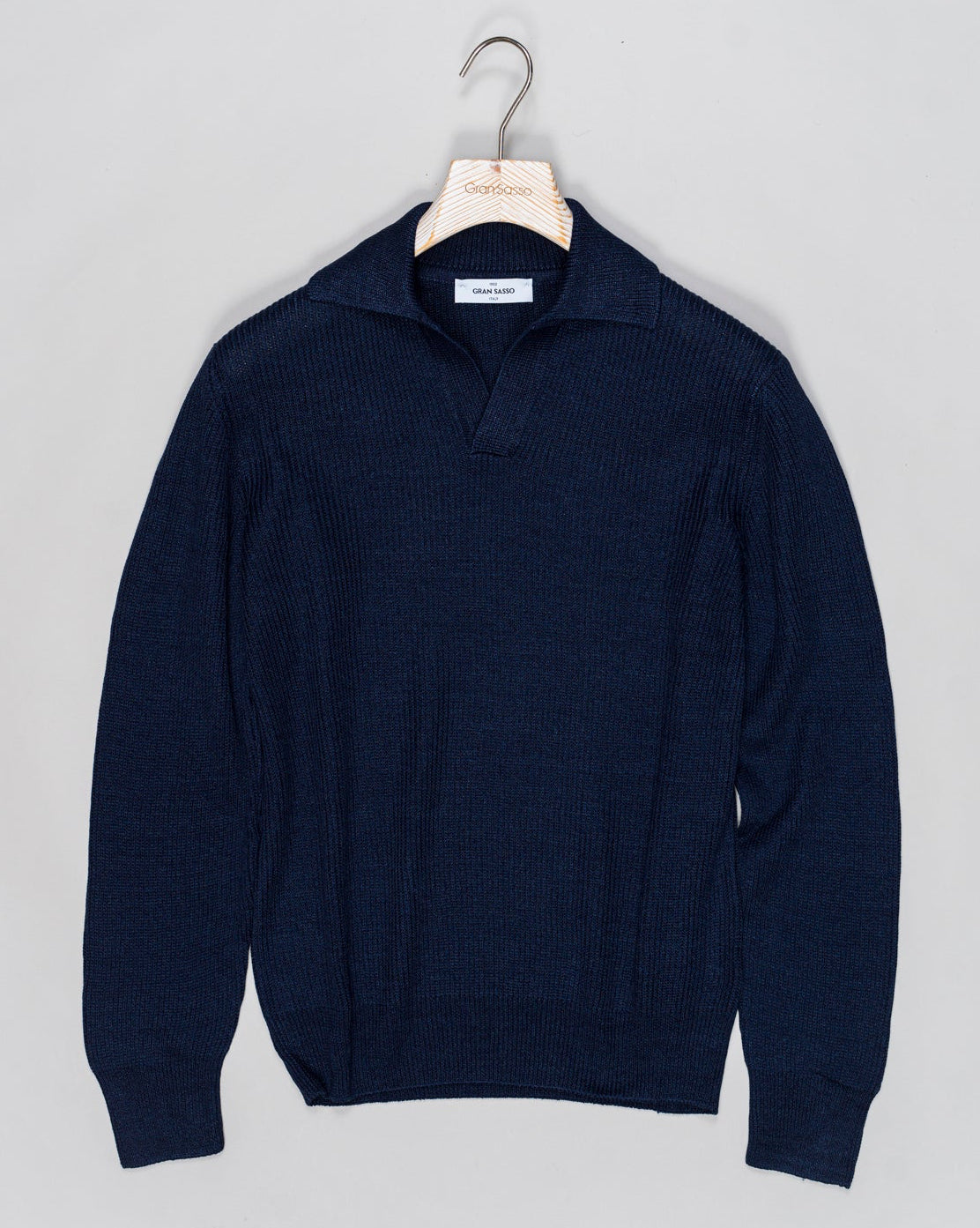 Composition: 68% Linen 32% Cotton
Color: 598 / Navy
Article: 23160 / 18658
Model: Tennis M/L
Made in Italy Gran Sasso Ribbed Collar Knit / Navy
