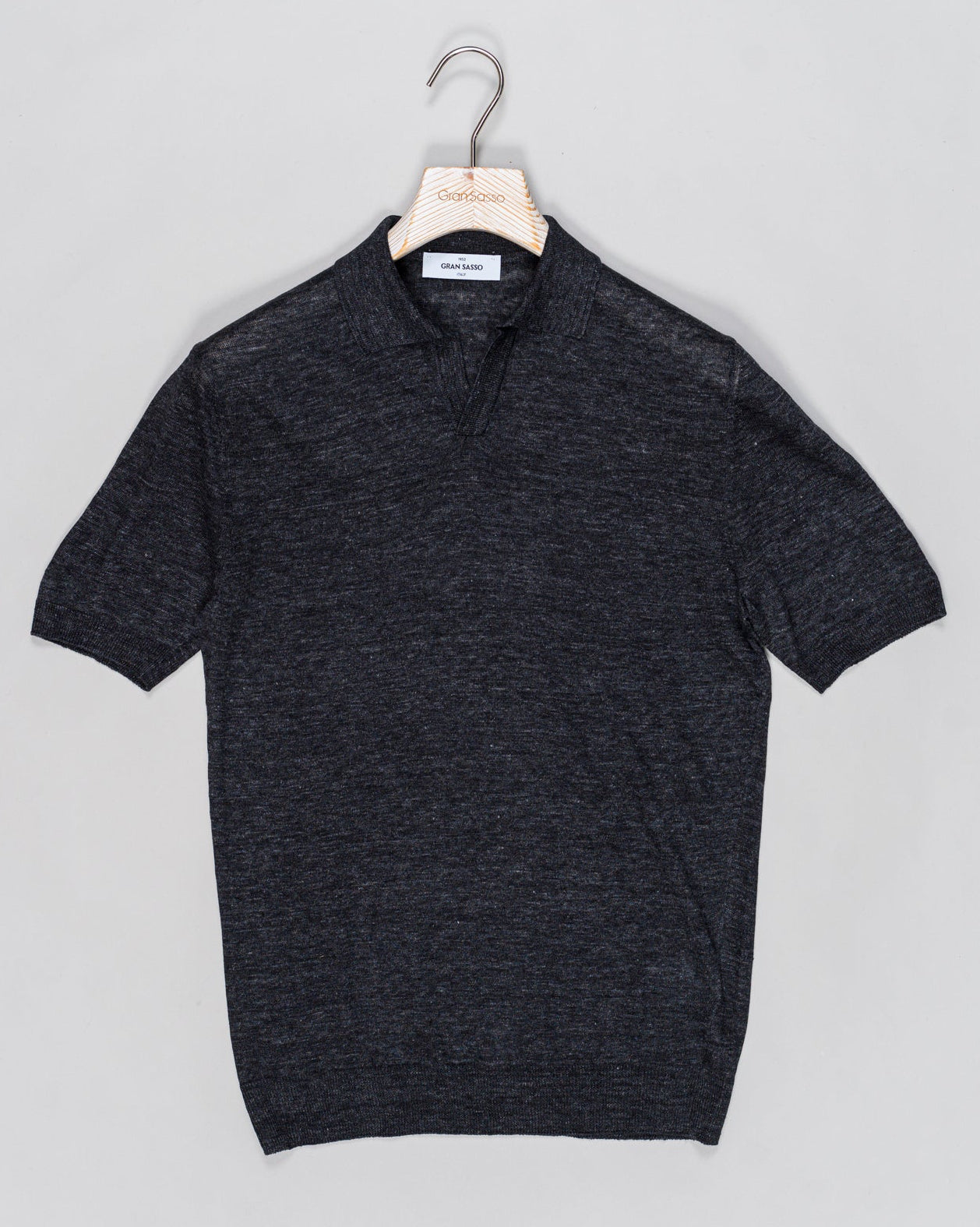 Composition: 100% Linen
Color: 098 / Anthracite
Article: 57174 / 24801
Model: Tennis M/M
Made in Italy Gran Sasso Linen Capri Collar Shirt / Anthracite