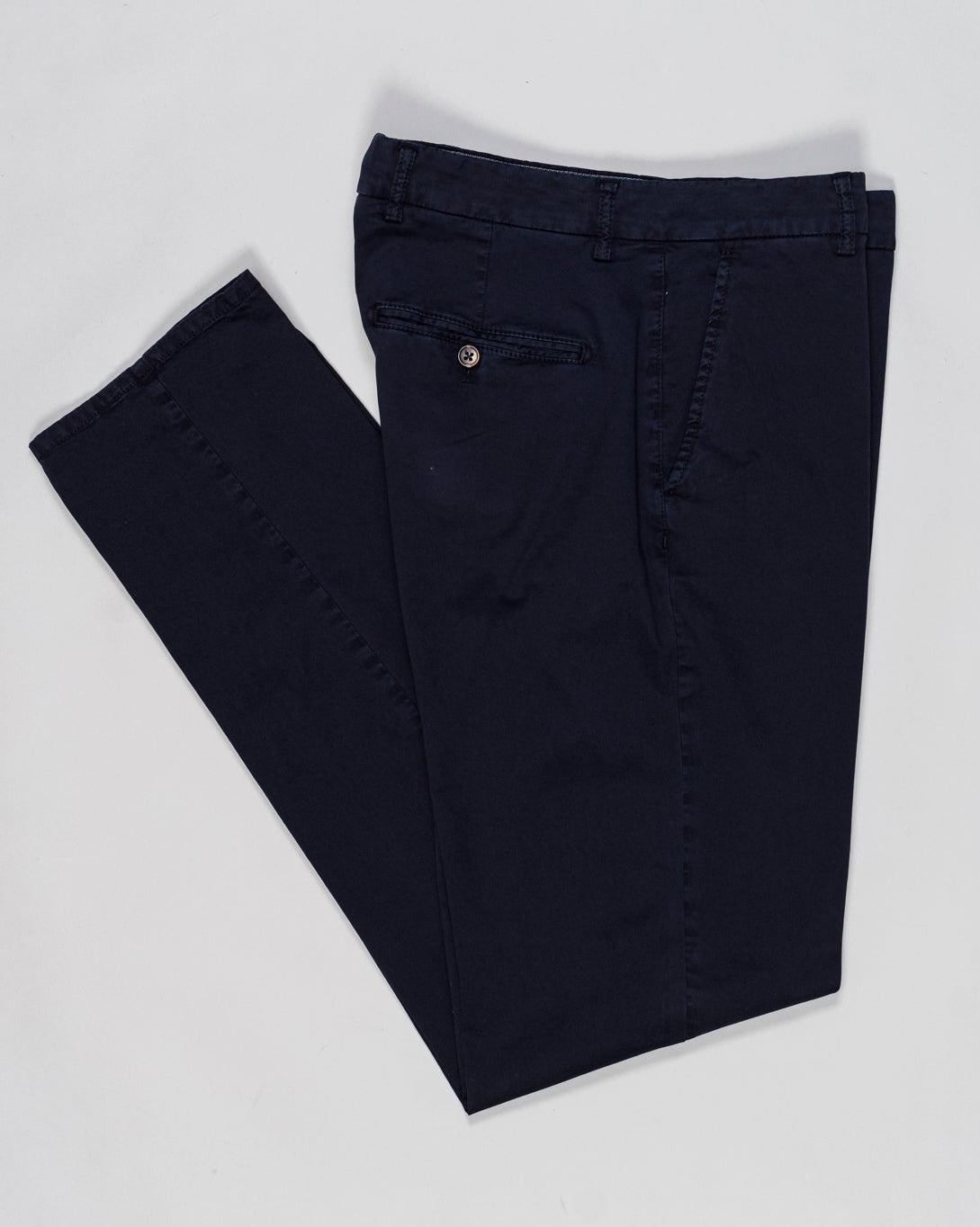 Composition: 98% Cotton 2% Elastan
Model: Sauma22-GD
Article: PU19SAUMA22-GDTS0001X
Color: Navy
Made in Martina Franca, Puglia, Italy Berwich Garment Dyed Cotton Chinos / Navy