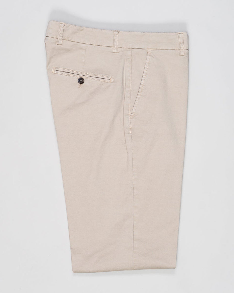 Composition: 98% Cotton 2% Elastan
Model: Sauma22-GD
Article: PU19SAUMA22-GDTS0001X
Color: Beige
Made in Martina Franca, Puglia, Italy&nbsp;
Berwich Garment Dyed Cotton Chinos / Beige