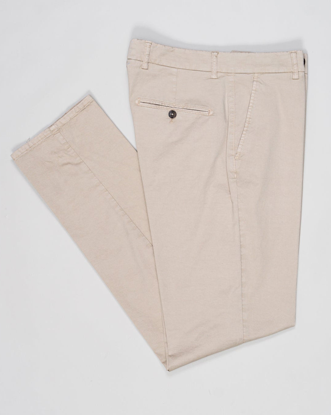 Composition: 98% Cotton 2% Elastan
Model: Sauma22-GD
Article: PU19SAUMA22-GDTS0001X
Color: Beige
Made in Martina Franca, Puglia, Italy&nbsp;
Berwich Garment Dyed Cotton Chinos / Beige