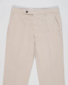 Composition: 98% Cotton 2% Elastan
Model: Sauma22-GD
Article: PU19SAUMA22-GDTS0001X
Color: Beige
Made in Martina Franca, Puglia, Italy&nbsp;
Berwich Garment Dyed Cotton Chinos / Beige