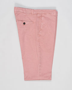 Flat front
Garment Dyed
Front pockets: slanted
Back pocket left: welt, right: welt with button
Hemming: plain (chinos)
Article: ts0001x
Color: Rosa 475&nbsp;
Model: vulcano23-GD
Composition: 98% Cotton 2%Elastan
Made in Martina Franca, Italy Berwich Garment Dyed Cotton Chinos / Rosa