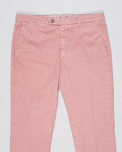 Flat front
Garment Dyed
Front pockets: slanted
Back pocket left: welt, right: welt with button
Hemming: plain (chinos)
Article: ts0001x
Color: Rosa 475&nbsp;
Model: vulcano23-GD
Composition: 98% Cotton 2%Elastan
Made in Martina Franca, Italy Berwich Garment Dyed Cotton Chinos / Rosa