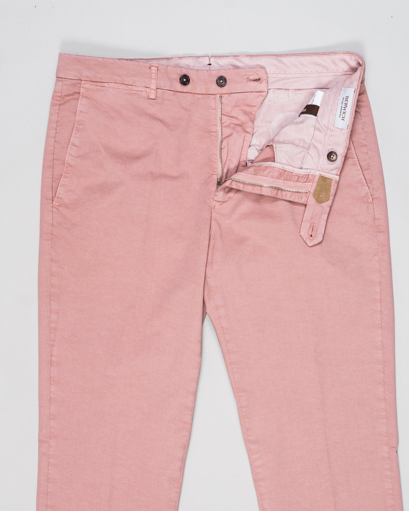 Flat front
Garment Dyed
Front pockets: slanted
Back pocket left: welt, right: welt with button
Hemming: plain (chinos)
Article: ts0001x
Color: Rosa 475&nbsp;
Model: vulcano23-GD
Composition: 98% Cotton 2%Elastan
Made in Martina Franca, Italy Berwich Garment Dyed Cotton Chinos / Rosa