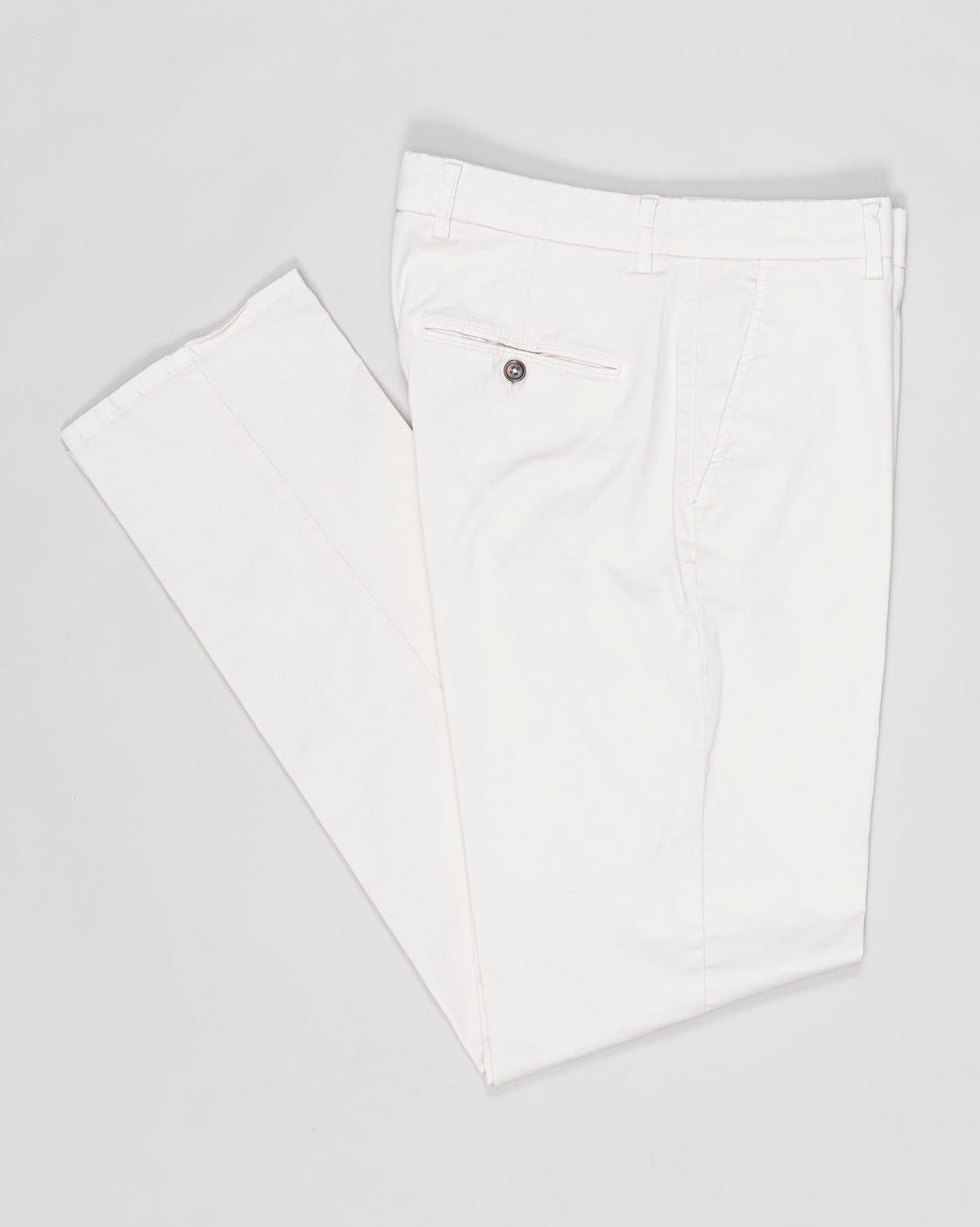 Flat front
Garment Dyed
Front pockets: slanted
Back pocket left: welt, right: welt with button
Hemming: plain (chinos)
Article: ts0001x
Color: Ecru 275
Model: vulcano23-GD
Composition: 98% Cotton 2%Elastan
Made in Martina Franca, Italy Berwich Garment Dyed Cotton Chinos / Ecru