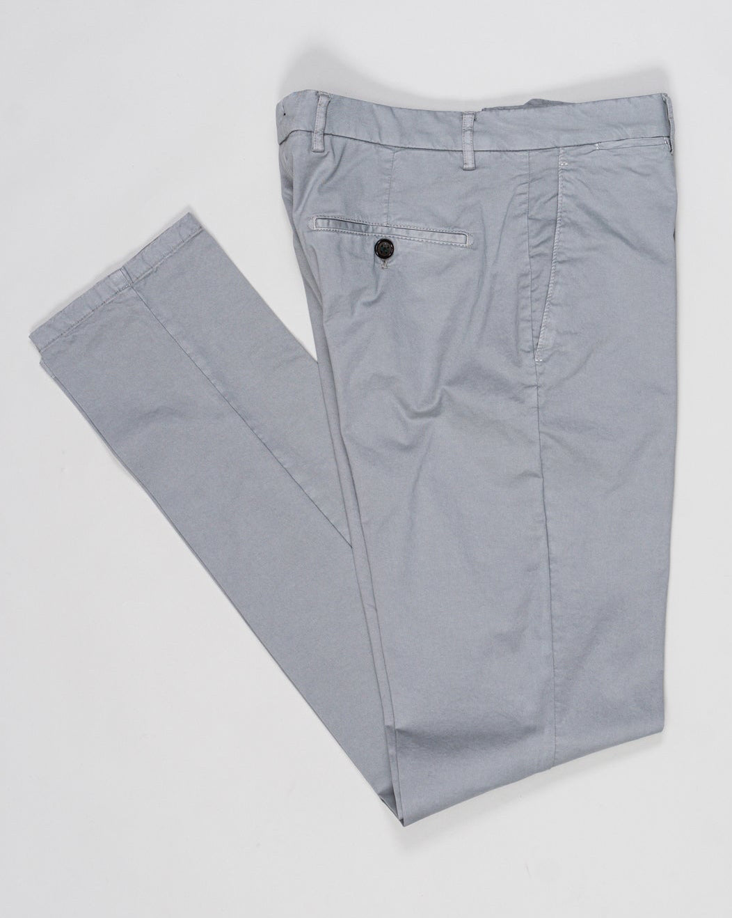 Flat front
Garment Dyed
Front pockets: slanted
Back pocket left: welt, right: welt with button
Hemming: plain (chinos)
Article: ts0001x
Color: Verde972, Green
Model: vulcano23-GD
Composition: 98% Cotton 2%Elastan
Made in Martina Franca, Italy Berwich Garment Dyed Cotton Chinos / Conza