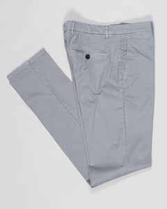 Flat front
Garment Dyed
Front pockets: slanted
Back pocket left: welt, right: welt with button
Hemming: plain (chinos)
Article: ts0001x
Color: Verde972, Green
Model: vulcano23-GD
Composition: 98% Cotton 2%Elastan
Made in Martina Franca, Italy Berwich Garment Dyed Cotton Chinos / Conza