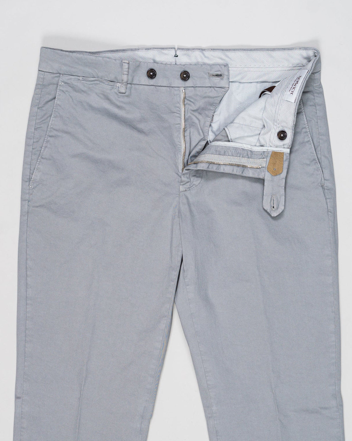 Flat front
Garment Dyed
Front pockets: slanted
Back pocket left: welt, right: welt with button
Hemming: plain (chinos)
Article: ts0001x
Color: Verde972, Green
Model: vulcano23-GD
Composition: 98% Cotton 2%Elastan
Made in Martina Franca, Italy Berwich Garment Dyed Cotton Chinos / Conza