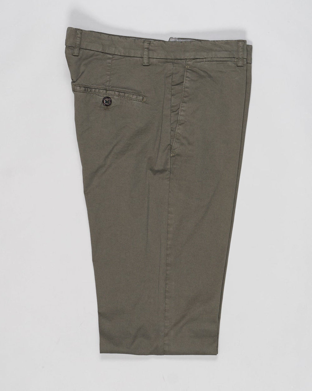 Flat front
Garment Dyed
Front pockets: slanted
Back pocket left: welt, right: welt with button
Hemming: plain (chinos)
Article: ts0001x
Color: Verde972, Green
Model: vulcano23-GD
Composition: 98% Cotton 2%Elastan
Made in Martina Franca, Italy Berwich Garment Dyed Cotton Chinos / Verde