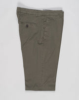 Flat front
Garment Dyed
Front pockets: slanted
Back pocket left: welt, right: welt with button
Hemming: plain (chinos)
Article: ts0001x
Color: Verde972, Green
Model: vulcano23-GD
Composition: 98% Cotton 2%Elastan
Made in Martina Franca, Italy Berwich Garment Dyed Cotton Chinos / Verde