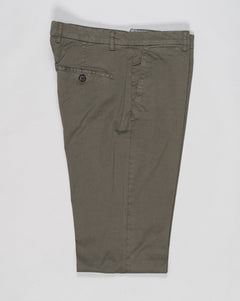 Flat front
Garment Dyed
Front pockets: slanted
Back pocket left: welt, right: welt with button
Hemming: plain (chinos)
Article: ts0001x
Color: Verde972, Green
Model: vulcano23-GD
Composition: 98% Cotton 2%Elastan
Made in Martina Franca, Italy Berwich Garment Dyed Cotton Chinos / Verde