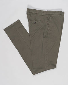 Flat front
Garment Dyed
Front pockets: slanted
Back pocket left: welt, right: welt with button
Hemming: plain (chinos)
Article: ts0001x
Color: Verde972, Green
Model: vulcano23-GD
Composition: 98% Cotton 2%Elastan
Made in Martina Franca, Italy Berwich Garment Dyed Cotton Chinos / Verde