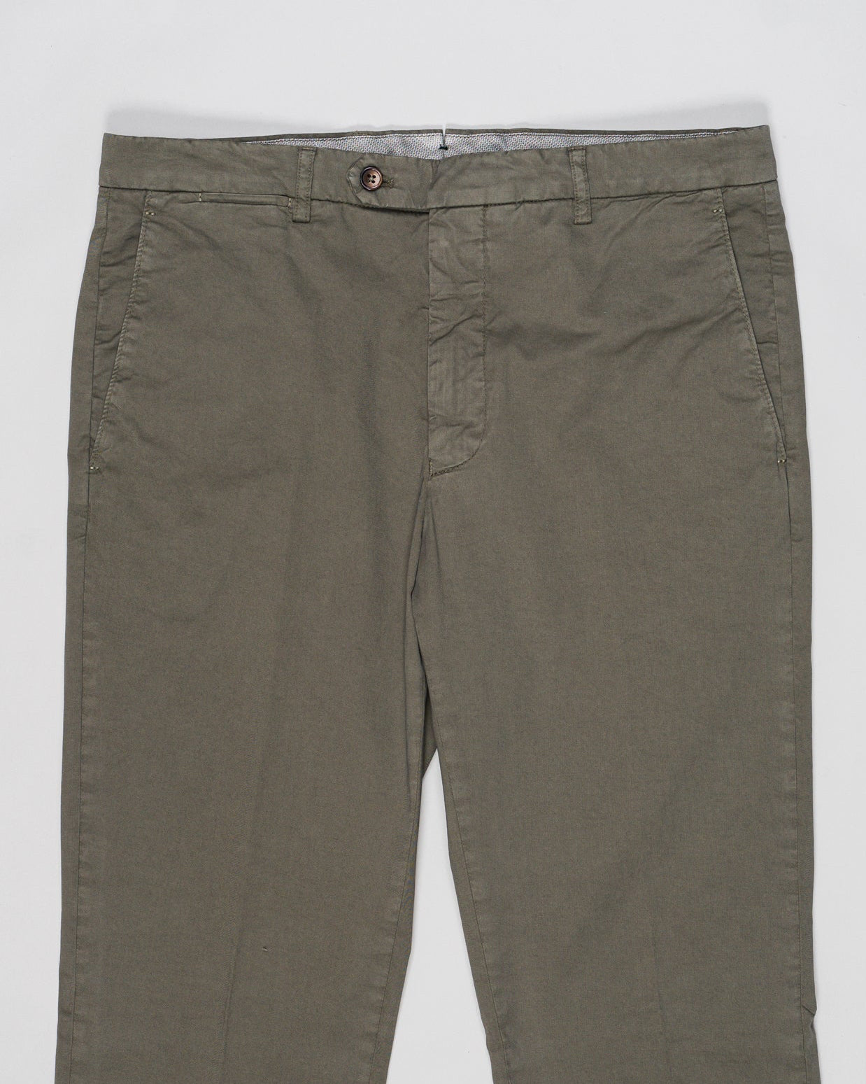 Flat front
Garment Dyed
Front pockets: slanted
Back pocket left: welt, right: welt with button
Hemming: plain (chinos)
Article: ts0001x
Color: Verde972, Green
Model: vulcano23-GD
Composition: 98% Cotton 2%Elastan
Made in Martina Franca, Italy Berwich Garment Dyed Cotton Chinos / Verde