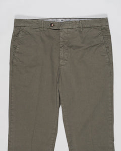 Flat front
Garment Dyed
Front pockets: slanted
Back pocket left: welt, right: welt with button
Hemming: plain (chinos)
Article: ts0001x
Color: Verde972, Green
Model: vulcano23-GD
Composition: 98% Cotton 2%Elastan
Made in Martina Franca, Italy Berwich Garment Dyed Cotton Chinos / Verde
