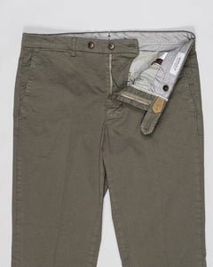 Flat front
Garment Dyed
Front pockets: slanted
Back pocket left: welt, right: welt with button
Hemming: plain (chinos)
Article: ts0001x
Color: Verde972, Green
Model: vulcano23-GD
Composition: 98% Cotton 2%Elastan
Made in Martina Franca, Italy Berwich Garment Dyed Cotton Chinos / Verde
