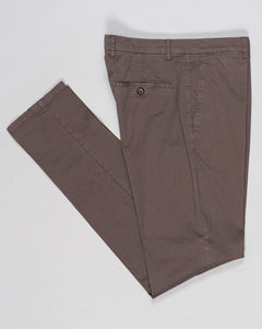 Flat front
Garment Dyed
Front pockets: slanted
Back pocket left: welt, right: welt with button
Hemming: plain (chinos)
Article: ts0001x
Color: Mandorla
Model: vulcano23-GD
Composition: 98% Cotton 2%Elastan
Made in Martina Franca, Italy Berwich Garment Dyed Cotton Chinos / Mandorla