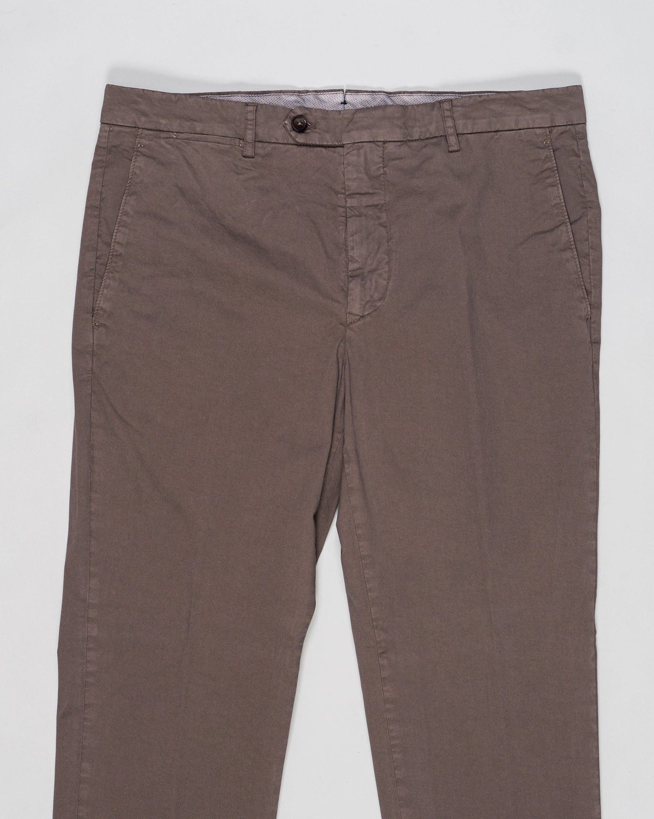 Flat front
Garment Dyed
Front pockets: slanted
Back pocket left: welt, right: welt with button
Hemming: plain (chinos)
Article: ts0001x
Color: Mandorla
Model: vulcano23-GD
Composition: 98% Cotton 2%Elastan
Made in Martina Franca, Italy Berwich Garment Dyed Cotton Chinos / Mandorla