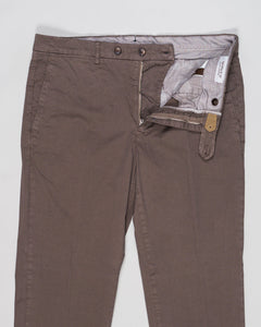 Flat front
Garment Dyed
Front pockets: slanted
Back pocket left: welt, right: welt with button
Hemming: plain (chinos)
Article: ts0001x
Color: Mandorla
Model: vulcano23-GD
Composition: 98% Cotton 2%Elastan
Made in Martina Franca, Italy Berwich Garment Dyed Cotton Chinos / Mandorla