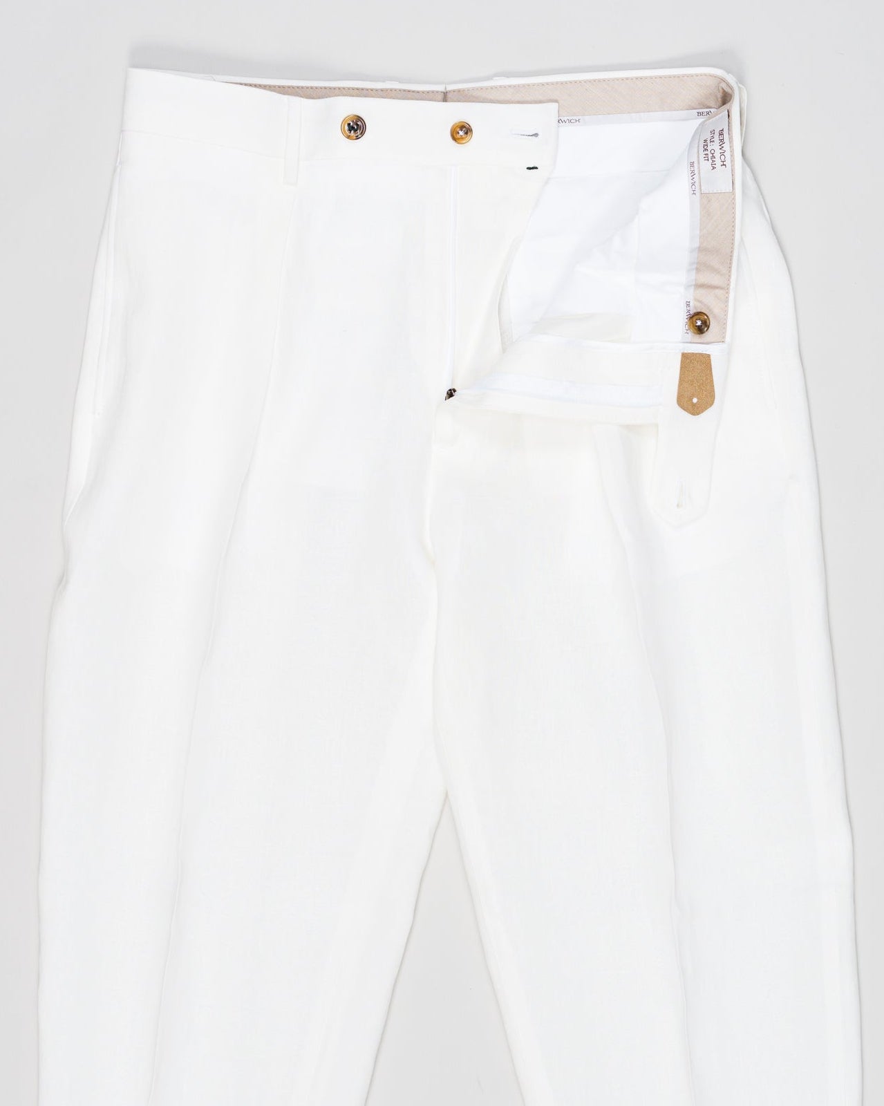 Composition: 100% Linen
Model: Chiaia Long&nbsp;
Article: lm104 &nbsp;
Color: white
PU19CHIAIALONGLM104 62034990
Made in Martina France, Puglia, Italy Berwich Chiaia Long Linen 1 Pleat Trousers / White
