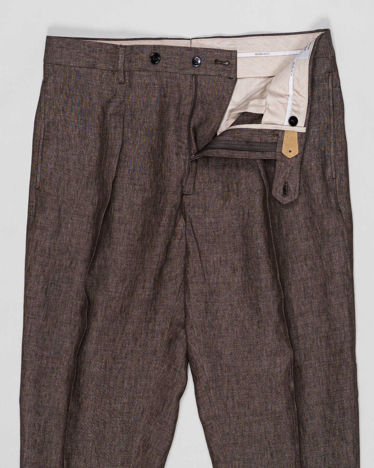 Composition: 100% Linen
Model: Chiaia Long
Article: lm104 &nbsp;
Color: Brown&nbsp;
PU19CHIAIALONGLM104 62034990
Made in Martina France, Puglia, Italy Berwich Chiaia Long Linen 1 Pleat Trousers / Brown