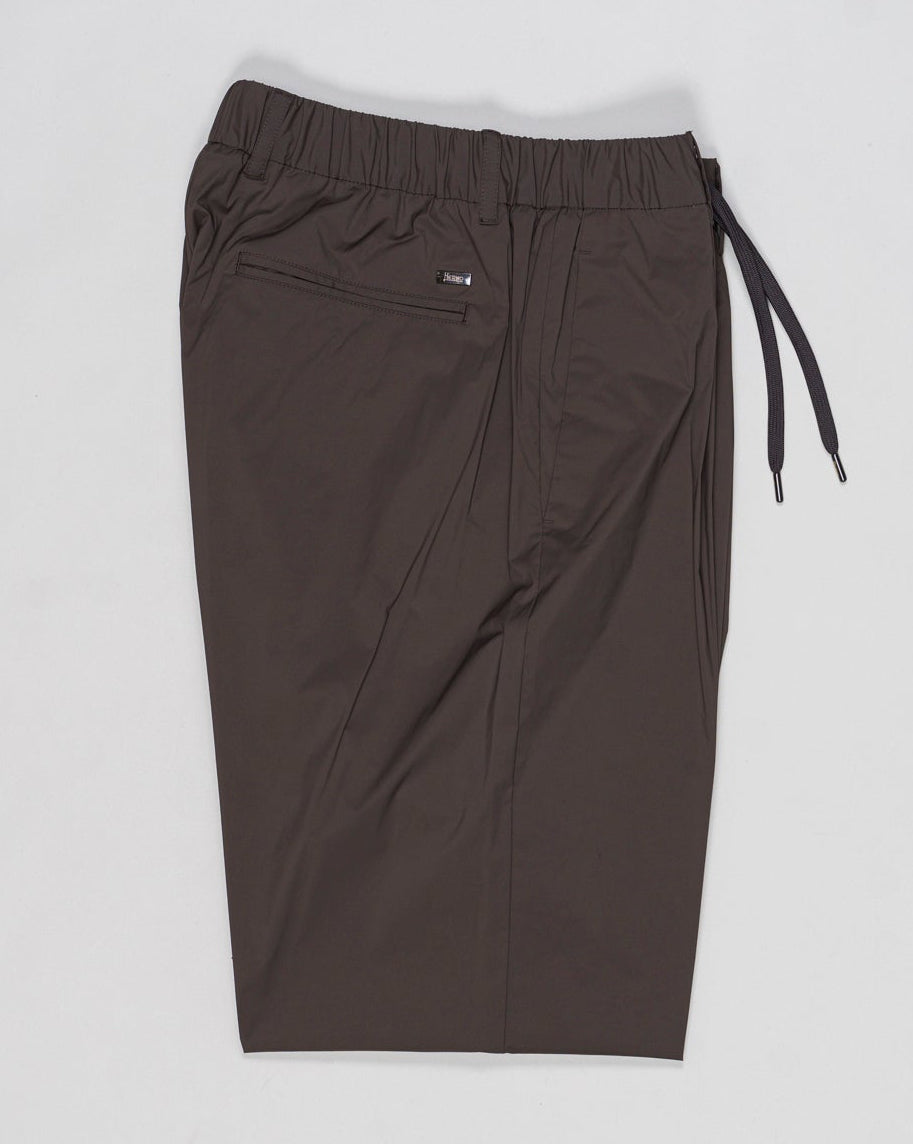 Elastic with drawstring waist
Beltloops
Zip and button fastening
Slanted pockets
Welted pockets on the back
Material: 86%pa 14%ea
Article: PT000193U-12431SZ
Color: 8940 / Testa di Moro
Made in Republic of Moldova Herno Nylon Stretch Trousers / Brown