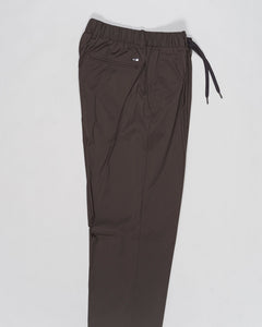 Elastic with drawstring waist
Beltloops
Zip and button fastening
Slanted pockets
Welted pockets on the back
Material: 86%pa 14%ea
Article: PT000193U-12431SZ
Color: 8940 / Testa di Moro
Made in Republic of Moldova Herno Nylon Stretch Trousers / Brown