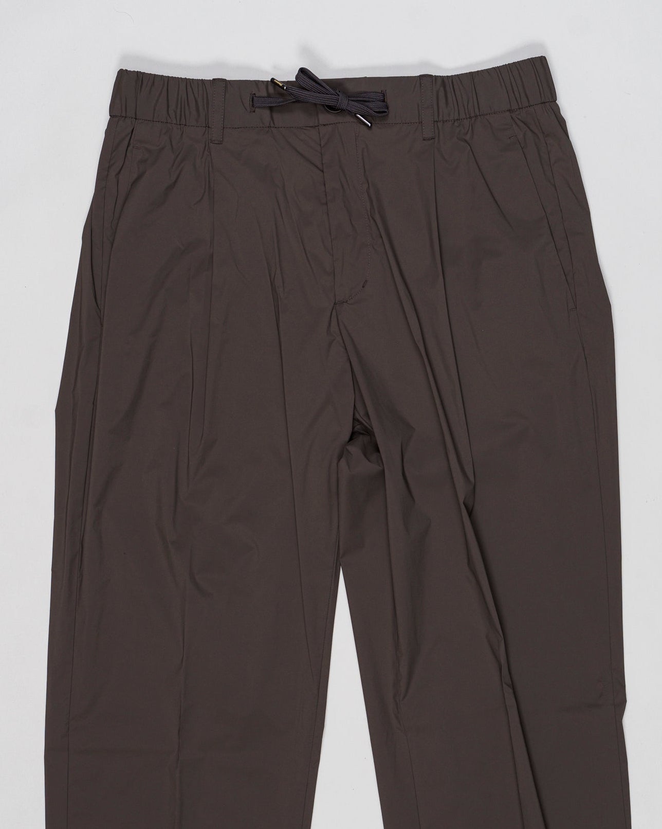 Elastic with drawstring waist
Beltloops
Zip and button fastening
Slanted pockets
Welted pockets on the back
Material: 86%pa 14%ea
Article: PT000193U-12431SZ
Color: 8940 / Testa di Moro
Made in Republic of Moldova Herno Nylon Stretch Trousers / Brown