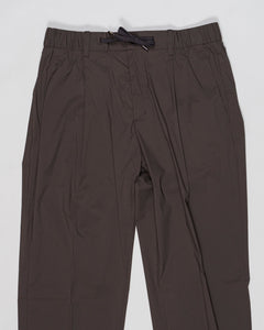 Elastic with drawstring waist
Beltloops
Zip and button fastening
Slanted pockets
Welted pockets on the back
Material: 86%pa 14%ea
Article: PT000193U-12431SZ
Color: 8940 / Testa di Moro
Made in Republic of Moldova Herno Nylon Stretch Trousers / Brown