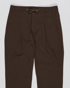 Elastic with drawstring waist
Zip and button fastening
Slanted pockets
Welted pockets on the back
Article: PT000077U 12691Z
Color: 7400 / Green Herno Nylon Stretch Trousers / Green