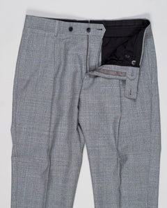 Belt loops
Single pleat
Slanted side pockets
Welted back pockets with buttons
Composition: 100% Wool
Article: PE0595
Model: C518AZ
Color: 0250 / Light Grey
Made in Italy
Caruso Wool Trousers / Light Grey