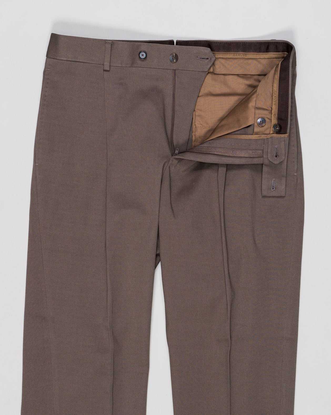 Belt loops
Single pleat
Slanted side pockets
Welted back pockets with buttons
Composition: 98% Cotton 2% Elastan
Article: 509563
Model: C518AZH
Color: 0560 / Taupe
Made in Italy
Caruso Cotton Twill Trousers / Taupe