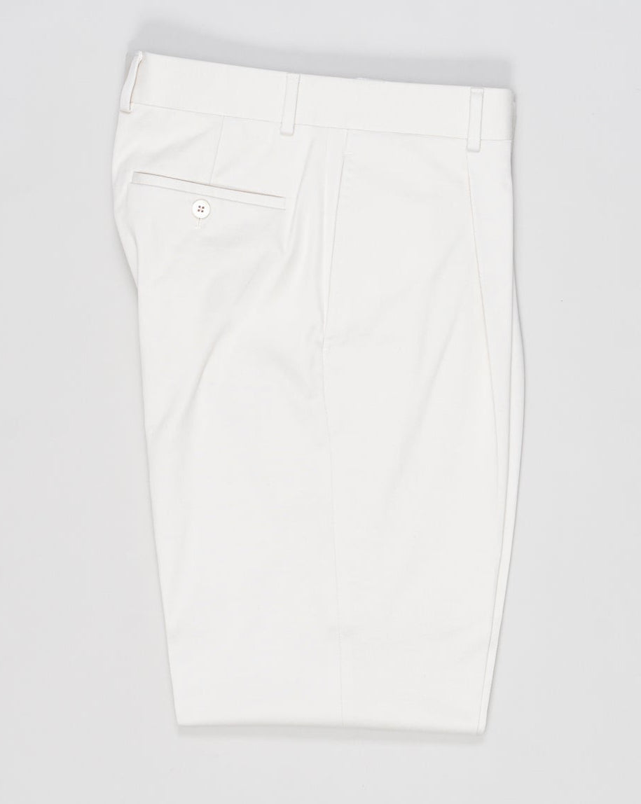 Belt loops
Single pleat
Slanted side pockets
Welted back pockets with buttons
Composition: 98% Cotton 2% Elastan
Article: 509563
Model: C518AZH
Color: 0590 / Off White
Made in Italy
Caruso Cotton Twill Trousers / Off White