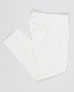 Belt loops
Single pleat
Slanted side pockets
Welted back pockets with buttons
Composition: 98% Cotton 2% Elastan
Article: 509563
Model: C518AZH
Color: 0590 / Off White
Made in Italy
Caruso Cotton Twill Trousers / Off White