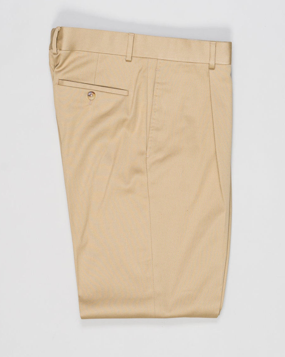 Belt loops
Single pleat
Slanted side pockets
Welted back pockets with buttons
Composition: 98% Cotton 2% Elastan
Article: 509563
Model: C518AZH
Color: 0580 / Beige
Made in Italy
Caruso Cotton Twill Trousers / Beige