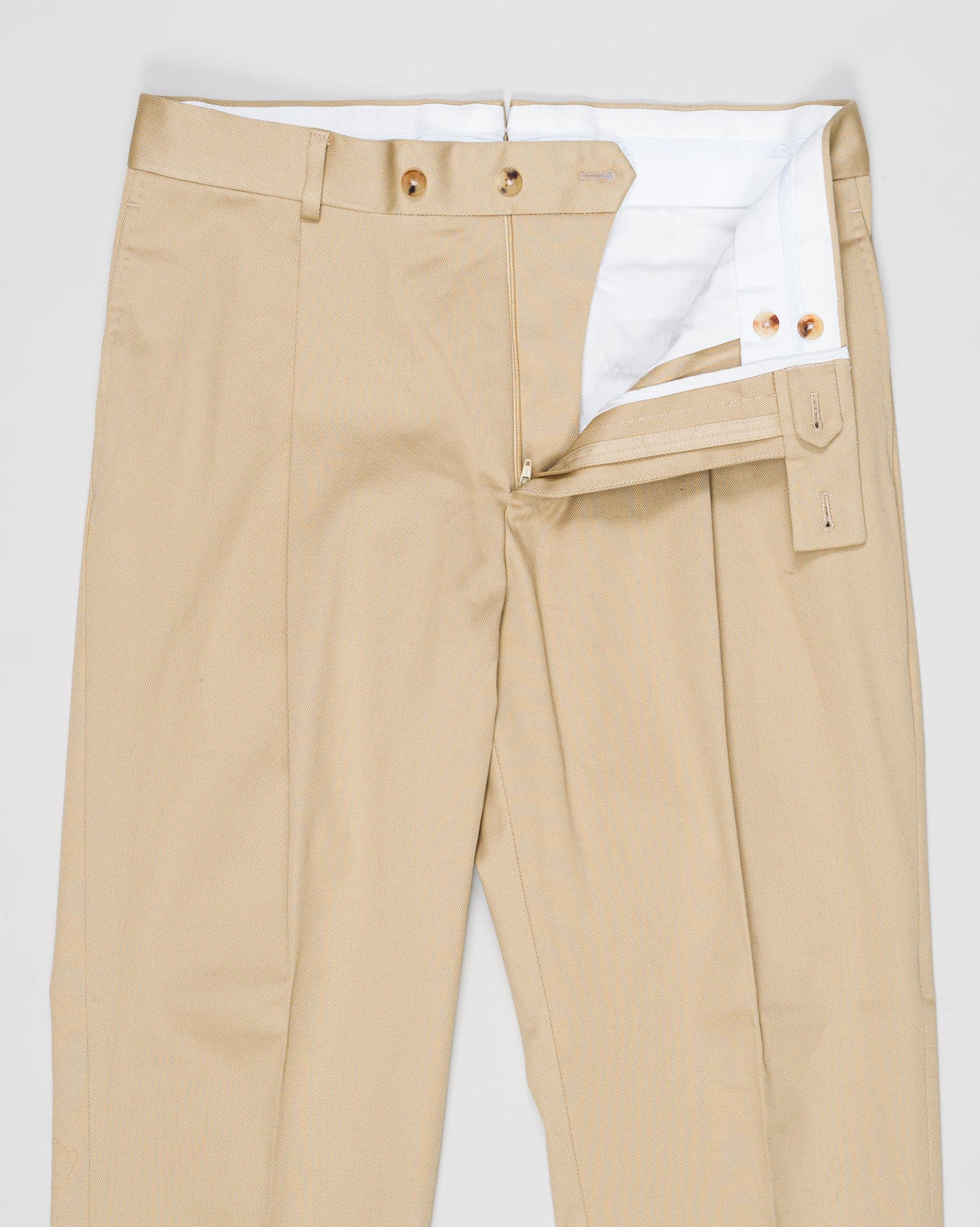 Belt loops
Single pleat
Slanted side pockets
Welted back pockets with buttons
Composition: 98% Cotton 2% Elastan
Article: 509563
Model: C518AZH
Color: 0580 / Beige
Made in Italy
Caruso Cotton Twill Trousers / Beige