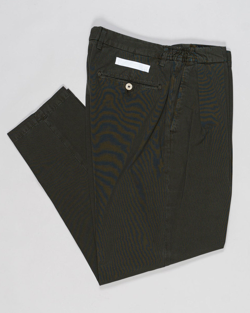 Article: 300519
Model: Portobellod
Color: Dark Green / 582
Composition: 100% Cotton
Lining: 100% Cotton
Belt loops
Slanted side pockets
Made in Naples, Italy Briglia Portobello Cotton Trousers / Dark Green