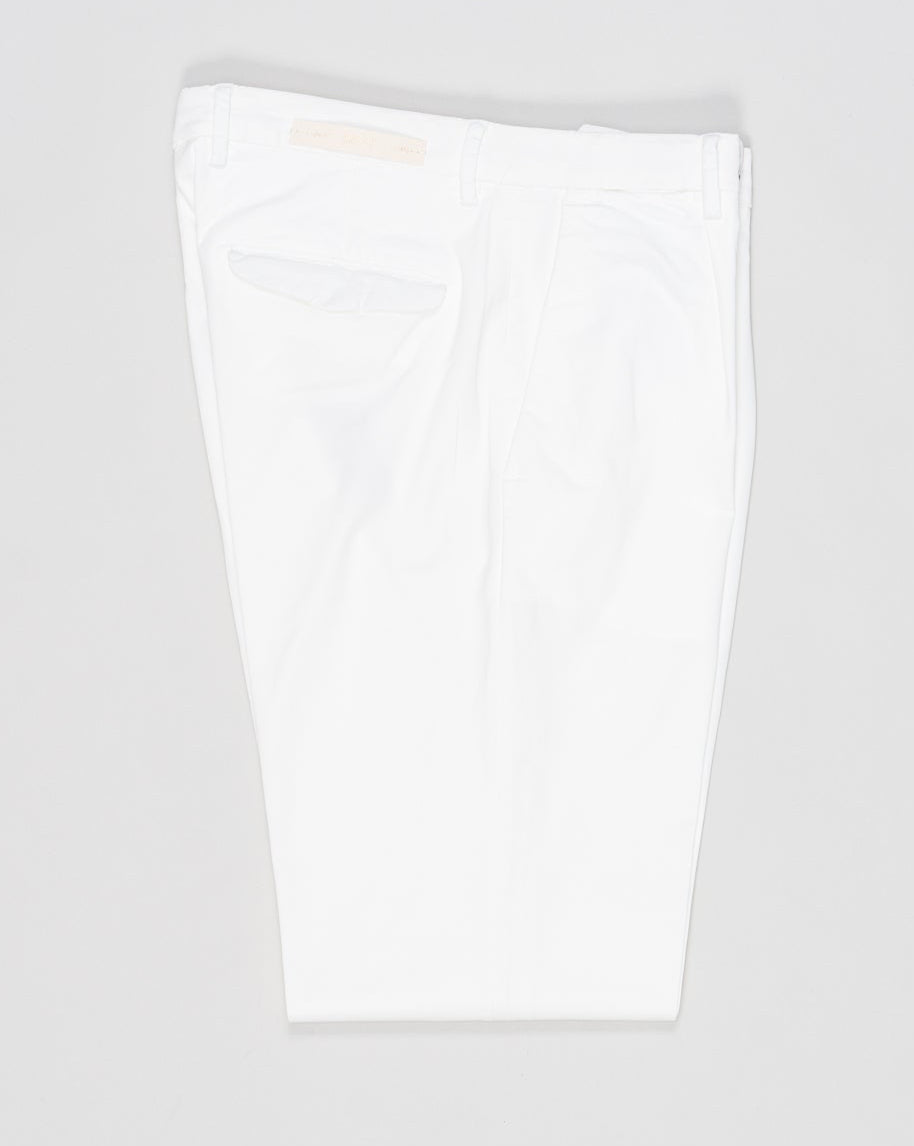 Article: 300051
Model: BG21
Color: Latte / 120
Composition: 64% Tencel 32% Cotton 4% Elastan
Lining: 100% Cotton
Single pleat
Belt loops
Slanted side pockets
Made in Naples, Italy Briglia Garment Dyed Chinos / Latte