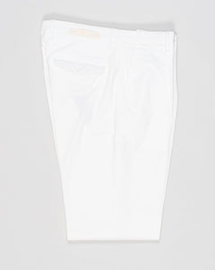 Article: 300051
Model: BG21
Color: Latte / 120
Composition: 64% Tencel 32% Cotton 4% Elastan
Lining: 100% Cotton
Single pleat
Belt loops
Slanted side pockets
Made in Naples, Italy Briglia Garment Dyed Chinos / Latte