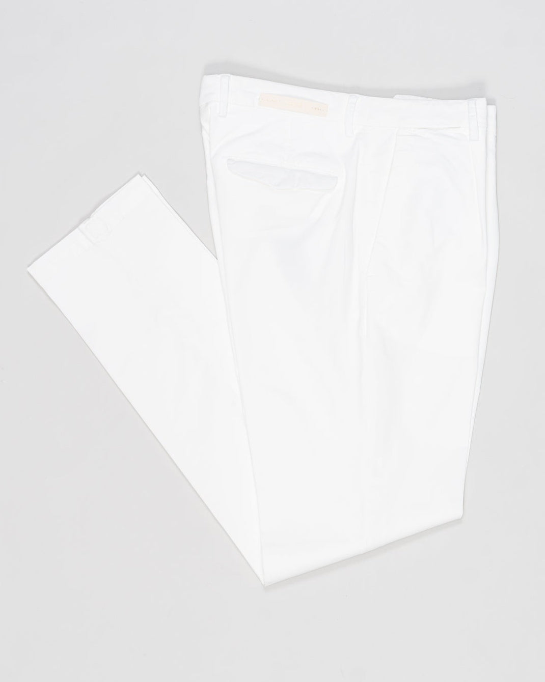 Article: 300051
Model: BG21
Color: Latte / 120
Composition: 64% Tencel 32% Cotton 4% Elastan
Lining: 100% Cotton
Single pleat
Belt loops
Slanted side pockets
Made in Naples, Italy Briglia Garment Dyed Chinos / Latte
